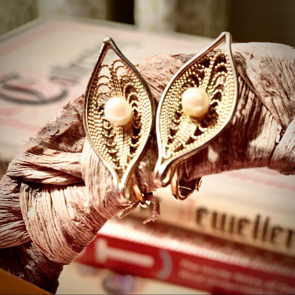 VNT clip earrings with pearl